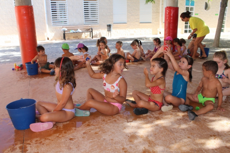 Más de 250 niños y niñas participan en las Escuelas de Verano en los colegios La Cruz y Santiago, organizados por el Colectivo El Candil con la colaboración de la Concejalía de Juventud