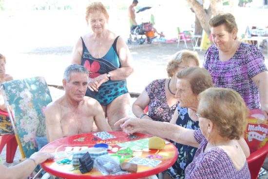 EL PROGRAMA DE VIAJES "VENTE A LA PLAYA" DESARROLLADO DURANTE TODOS LOS JUEVES DE LOS MESES DEL VERANO, CUENTA CON UNA MEDIA DE CIEN PARTICIPANTES DE LOS CENTROS MUNICIPALES DE PERSONAS MAYORES DE TOTANA