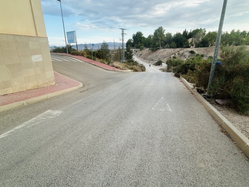 Pavimentarn la parte del Camino de Las Cabezuelas que comunica la avenida Juan Carlos I con el barrio de la Era Alta, a travs de la calle Rosa