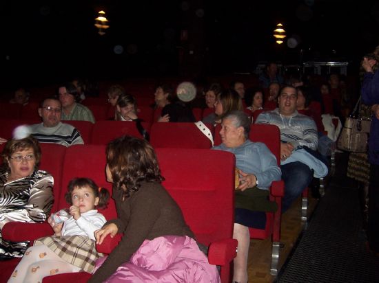 LA MSICA POPULAR CON SABOR LATINO Y ENTRAABALE DEL GRUPO LOS PARRANDBOLEROS SEDUCE A UN PBLICO TOTANERO QUE COMPLET EL AFORO DEL CINE VELASCO
