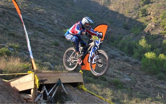 LA CONCEJALÍA DE DEPORTES Y LA ASOCIACIÓN DEPORTIVA PEÑA LAS NUEVE FELICITAN A JOSÉ SÁNCHEZ CÁNOVAS QUE RECIENTEMENTE SE HA PROCLAMADO CAMPEÓN REGIONAL DE BTT EN LA MODALIDAD DE DESCENSO