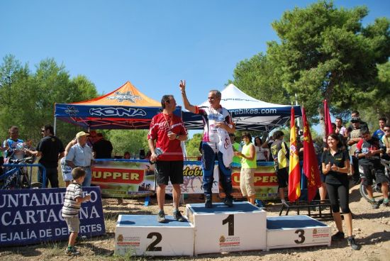 LA CONCEJALÍA DE DEPORTES Y LA ASOCIACIÓN DEPORTIVA PEÑA LAS NUEVE FELICITAN A JOSÉ SÁNCHEZ CÁNOVAS QUE RECIENTEMENTE SE HA PROCLAMADO CAMPEÓN REGIONAL DE BTT EN LA MODALIDAD DE DESCENSO