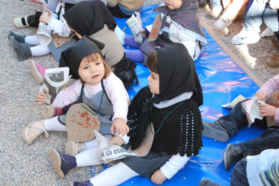 LOS NIÑOS DE LA ESCUELA MUNICIPAL INFANTIL "CARMEN BARÓ" DE LA LOCALIDAD CELEBRAN LA LLEGADA DEL OTOÑO CON LA GRAN FIESTA DIVERTIDA DE LA "CASTAÑA"