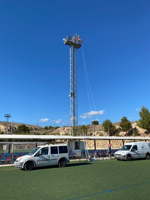 Se instalan nueve nuevos proyectores de iluminación en los dos campos de fútbol de la Ciudad Deportiva “Valverde Reina”