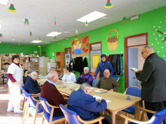 EL PRROCO DE SANTIAGO EL MAYOR DE TOTANA VISITA A LOS USUARIOS DE LOS CENTROS MUNICIPALES DE DA PARA PERSONAS MAYORES DEPENDIENTES PARA LA IMPOSICIN DE LA CENIZA