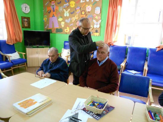 EL PRROCO DE SANTIAGO EL MAYOR DE TOTANA VISITA A LOS USUARIOS DE LOS CENTROS MUNICIPALES DE DA PARA PERSONAS MAYORES DEPENDIENTES PARA LA IMPOSICIN DE LA CENIZA