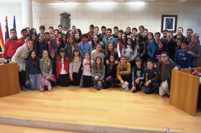 Alumnos de 3° de la ESO del "Reina Sofía" celebran un pleno juvenil como culminación al estudio de la unidad didáctica de la asignatura de Ciencias Sociales, "Partidos políticos por Totana"