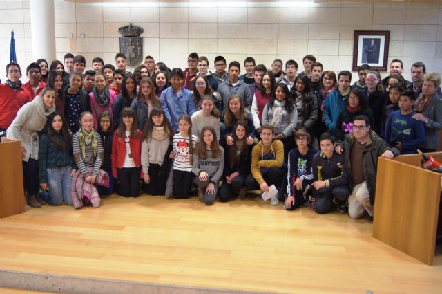 Alumnos de 3° de la ESO del "Reina Sofía" celebran un pleno juvenil como culminación al estudio de la unidad didáctica de la asignatura de Ciencias Sociales, "Partidos políticos por Totana"