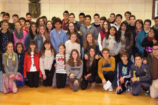 Alumnos de 3° de la ESO del "Reina Sofía" celebran un pleno juvenil como culminación al estudio de la unidad didáctica de la asignatura de Ciencias Sociales, "Partidos políticos por Totana"