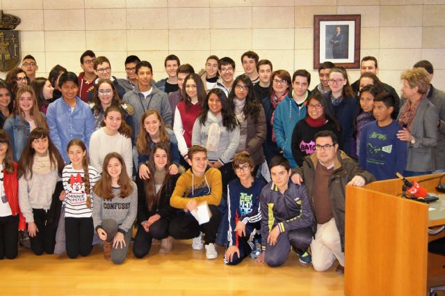 Alumnos de 3° de la ESO del "Reina Sofía" celebran un pleno juvenil como culminación al estudio de la unidad didáctica de la asignatura de Ciencias Sociales, "Partidos políticos por Totana"