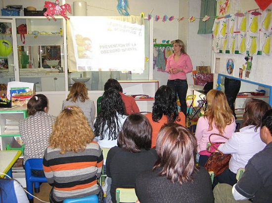 LAS CONCEJALÍAS DE EDUCACIÓN Y ATENCIÓN SOCIAL PONEN EN MARCHA UN NUEVO PROGRAMA DE LA ESCUELA DE PADRES CON UNA PRIMERA CHARLA EN EL COLEGIO "REINA SOFÍA" SOBRE LA AYUDA A LOS HIJOS EN LOS ESTUDIOS Y EL ABSENTISMO ESCOLAR