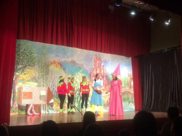 Autoridades municipales asisten a la representación de la obra de teatro "El Mago de Oz", que interpretaron madres del CEIP "Santiago" a beneficio de AELIP