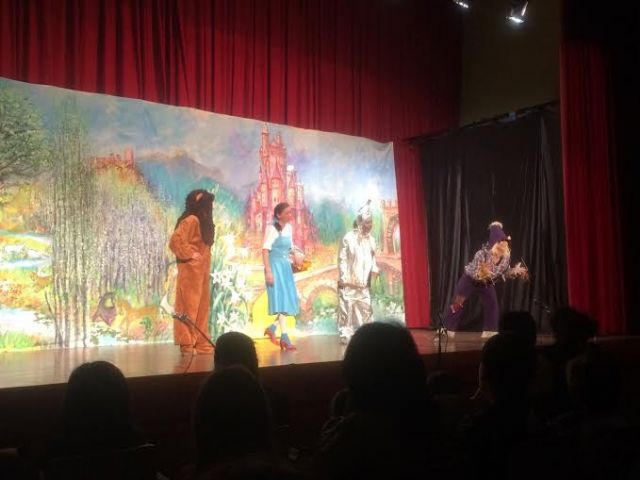 Autoridades municipales asisten a la representación de la obra de teatro "El Mago de Oz", que interpretaron madres del CEIP "Santiago" a beneficio de AELIP
