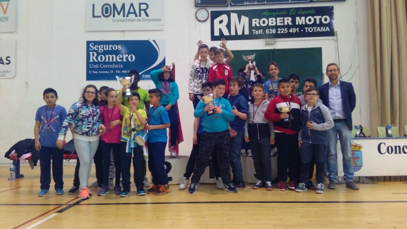 Deportes pone punto y final a la Fase Local de Baloncesto de Deporte Escolar con la entrega de trofeos, donde los colegios "Santiago", "Tierno Galván" y "La Cruz" se proclamaron campeones