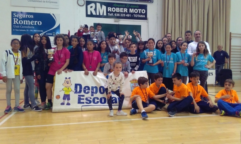 Deportes pone punto y final a la Fase Local de Baloncesto de Deporte Escolar con la entrega de trofeos, donde los colegios "Santiago", "Tierno Galván" y "La Cruz" se proclamaron campeones
