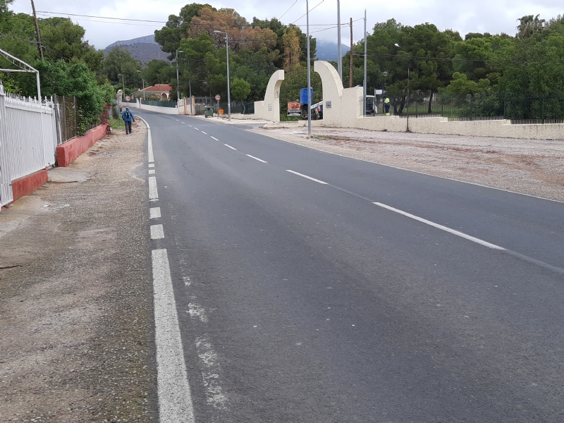 El Ayuntamiento pide a la Direccin General de Carreteras la colocacin de ralentizadores de velocidad y la construccin de una glorieta que regule el acceso a la urbanizacin La Charca