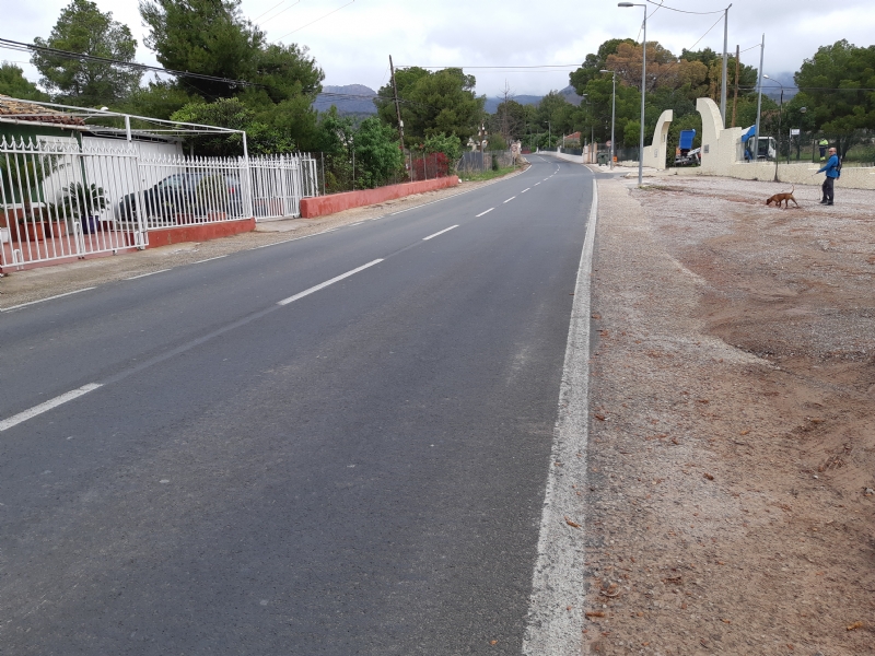 El Ayuntamiento pide a la Direccin General de Carreteras la colocacin de ralentizadores de velocidad y la construccin de una glorieta que regule el acceso a la urbanizacin La Charca