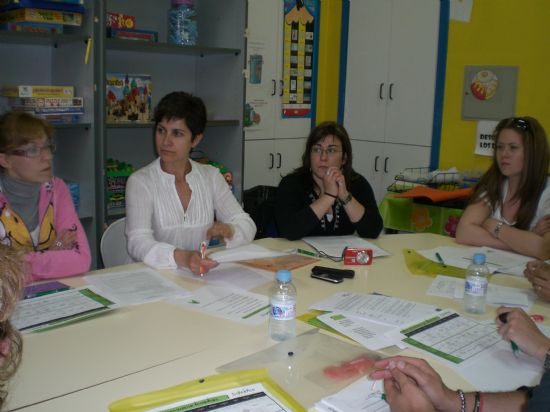 JUVENTUD Y VARIAS ASOCIACIONES DE LA LOCALIDAD RECIBEN LA VISITA DE REPRESENTANTES JUVENILES DE CINCO PASES EUROPEOS PARA PREPARAR EL INTERCAMBIO MULTILATERAL, QUE TENDR LUGAR EN TOTANA DEL 2 AL 11 DE JUNIO