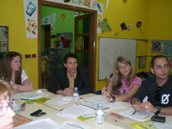 JUVENTUD Y VARIAS ASOCIACIONES DE LA LOCALIDAD RECIBEN LA VISITA DE REPRESENTANTES JUVENILES DE CINCO PASES EUROPEOS PARA PREPARAR EL INTERCAMBIO MULTILATERAL, QUE TENDR LUGAR EN TOTANA DEL 2 AL 11 DE JUNIO