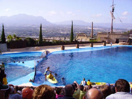 M�S DE UN CENTENAR DE SOCIOS DEL CENTRO MUNICIPAL DE PERSONAS MAYORES DE TOTANA REALIZA UNA EXCURSI�N A BENIDORM