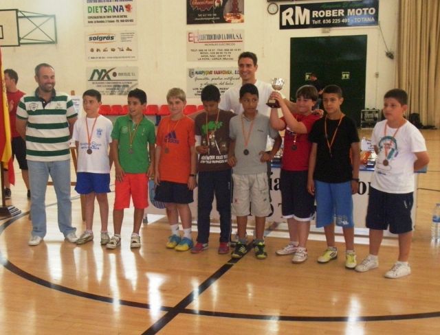 LA CONCEJALÍA DE DEPORTES HACE ENTREGA DE LOS TROFEOS Y MEDALLAS DE LA FASE LOCAL DE BALONCESTO, BALONMANO, FÚTBOL SALA Y VOLEIBOL, CORRESPONDIENTE AL PROGRAMA DE DEPORTE ESCOLAR