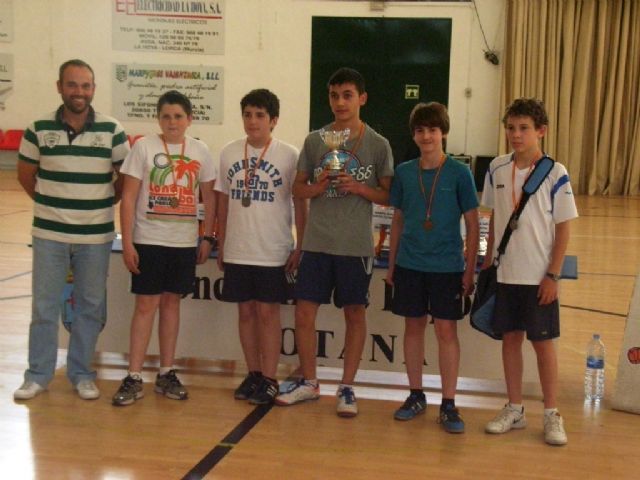 LA CONCEJALÍA DE DEPORTES HACE ENTREGA DE LOS TROFEOS Y MEDALLAS DE LA FASE LOCAL DE BALONCESTO, BALONMANO, FÚTBOL SALA Y VOLEIBOL, CORRESPONDIENTE AL PROGRAMA DE DEPORTE ESCOLAR