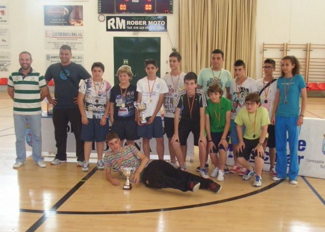 LA CONCEJALÍA DE DEPORTES HACE ENTREGA DE LOS TROFEOS Y MEDALLAS DE LA FASE LOCAL DE BALONCESTO, BALONMANO, FÚTBOL SALA Y VOLEIBOL, CORRESPONDIENTE AL PROGRAMA DE DEPORTE ESCOLAR