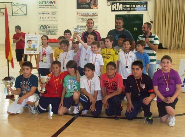 LA CONCEJALÍA DE DEPORTES HACE ENTREGA DE LOS TROFEOS Y MEDALLAS DE LA FASE LOCAL DE BALONCESTO, BALONMANO, FÚTBOL SALA Y VOLEIBOL, CORRESPONDIENTE AL PROGRAMA DE DEPORTE ESCOLAR