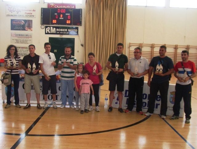 LA CONCEJALÍA DE DEPORTES HACE ENTREGA DE LOS TROFEOS Y MEDALLAS DE LA FASE LOCAL DE BALONCESTO, BALONMANO, FÚTBOL SALA Y VOLEIBOL, CORRESPONDIENTE AL PROGRAMA DE DEPORTE ESCOLAR