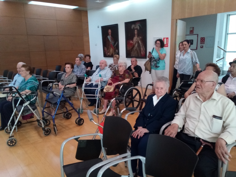 Se realiza una recepcin institucional a usuarios del Centro de Da y Personas Mayores de Lorca Domingo Sastre que visitan Totana