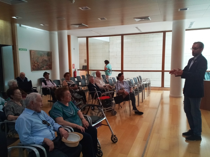 Se realiza una recepcin institucional a usuarios del Centro de Da y Personas Mayores de Lorca Domingo Sastre que visitan Totana