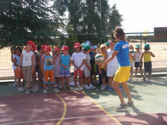 LA ESCUELA DE VERANO FINALIZA SUS ACTIVIDADES DEPORTIVAS DE LA PRIMERA QUINCENA DE JULIO CON UN RECORD DE PARTICIPACIN DE CASI 400 NIOS Y UNA VEINTENA DE MONITORES