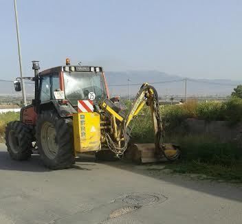 La Concejala de Caminos acomete trabajos de desbroce en vas rurales y calles de la pedana de El Paretn-Cantareros