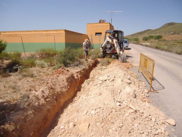El Servicio Municipal de Aguas procede a la instalacin de un ramal de tubera de distribucin en El Raiguero para solucionar los problemas de interrupcin del servicio en las zonas altas