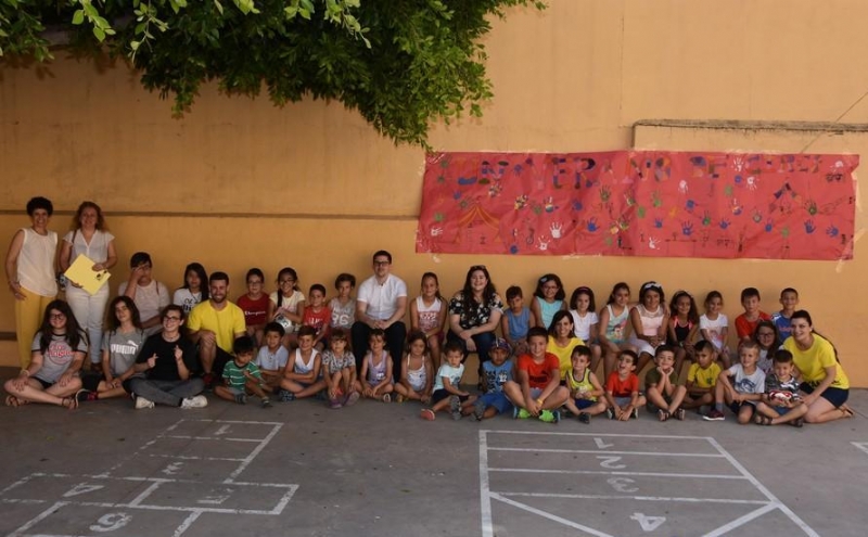 VÍDEO. Un centenar de niños y niñas participan en la Escuela de Verano que organiza el Colectivo para la Promoción Social "El Candil" en los colegios "Santiago" y "La Cruz"