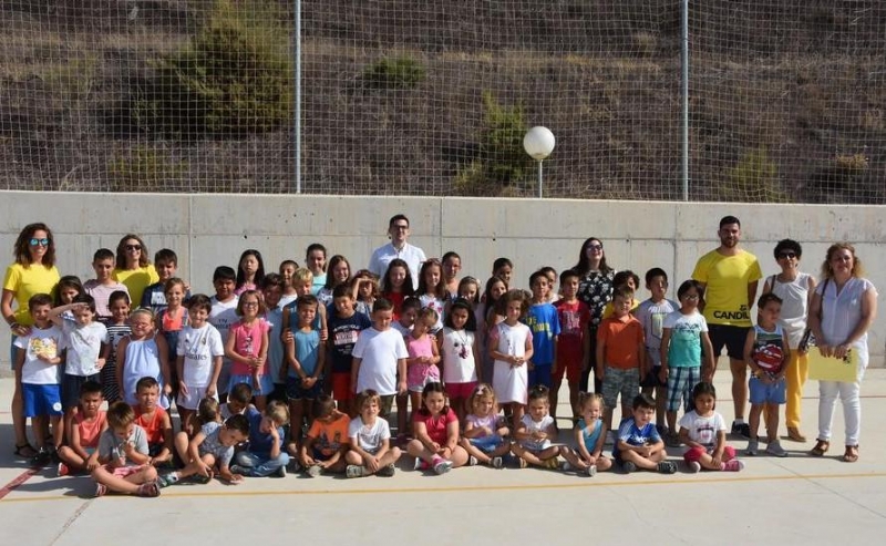 VDEO. Un centenar de nios y nias participan en la Escuela de Verano que organiza el Colectivo para la Promocin Social El Candil en los colegios Santiago y La Cruz