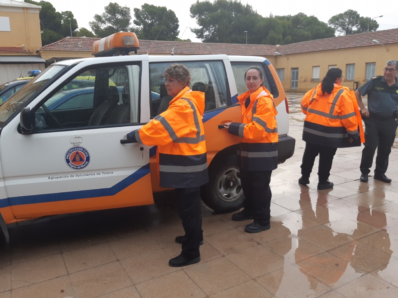 Un equipo de voluntarios de Proteccin Civil de Totana se traslada, de urgencia, a Santomera para colaborar en las labores de evacuacin de vecinos ante el presumible desbordamiento de la presa