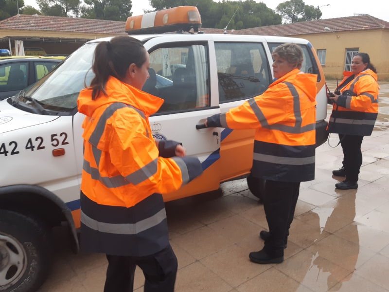Un equipo de voluntarios de Proteccin Civil de Totana se traslada, de urgencia, a Santomera para colaborar en las labores de evacuacin de vecinos ante el presumible desbordamiento de la presa
