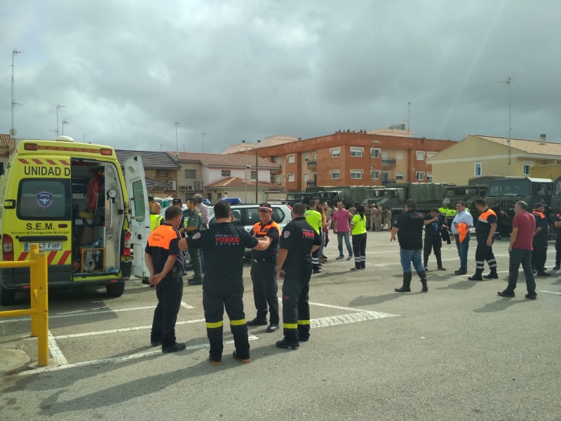 Efectivos de Proteccin Civil colaboran solidariamente en los trabajos de evacuacin ciudadana en El Sscar para posibilitar el desembalse controlado de la presa de Santomera