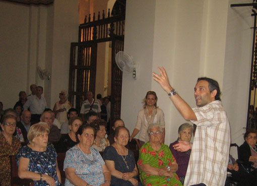 LOS CENTROS DE DÍA PARA PERSONAS MAYORES DEPENDIENTES DE TOTANA REALIZAN UNA OFRENDA FLORAL A LA VIRGEN DEL PILAR