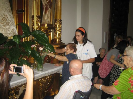 LOS CENTROS DE DÍA PARA PERSONAS MAYORES DEPENDIENTES DE TOTANA REALIZAN UNA OFRENDA FLORAL A LA VIRGEN DEL PILAR