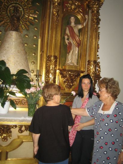 LOS CENTROS DE DÍA PARA PERSONAS MAYORES DEPENDIENTES DE TOTANA REALIZAN UNA OFRENDA FLORAL A LA VIRGEN DEL PILAR