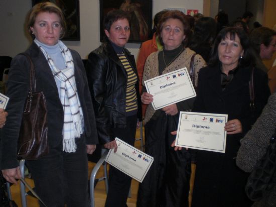 AUTORIDADES MUNICIPALES REALIZAN LA ENTREGA DE DIPLOMAS A UN TOTAL DE 90 ALUMNOS DE LA II EDICIN DE LOS TALLERES DE INFORMTICA Y LOS CURSOS DE INFORMTICA DE LAS AULAS WALAS