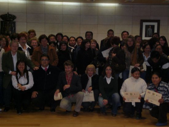 AUTORIDADES MUNICIPALES REALIZAN LA ENTREGA DE DIPLOMAS A UN TOTAL DE 90 ALUMNOS DE LA II EDICIN DE LOS TALLERES DE INFORMTICA Y LOS CURSOS DE INFORMTICA DE LAS AULAS WALAS