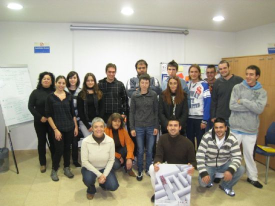 UN TALLER SOBRE LA PREVENCIÓN DEL CONSUMO DE DROGAS CLAUSURA EL CURSO DE TÉCNICAS DE BÚSQUEDA ACTIVA DE EMPLEO LLEVADO A CABO POR EL COLECTIVO "EL CANDIL" DENTRO DEL PROYECTO LABOR