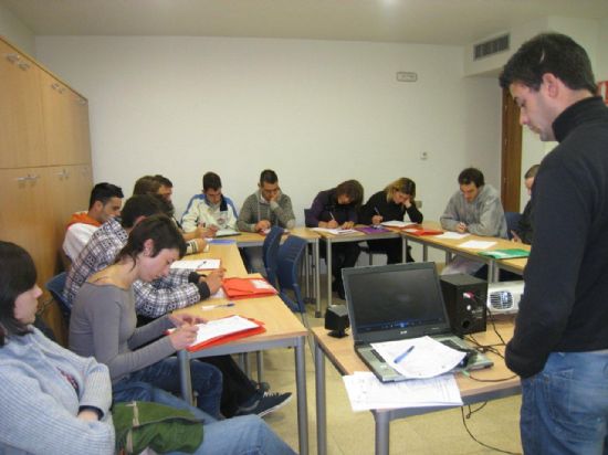 UN TALLER SOBRE LA PREVENCIÓN DEL CONSUMO DE DROGAS CLAUSURA EL CURSO DE TÉCNICAS DE BÚSQUEDA ACTIVA DE EMPLEO LLEVADO A CABO POR EL COLECTIVO "EL CANDIL" DENTRO DEL PROYECTO LABOR