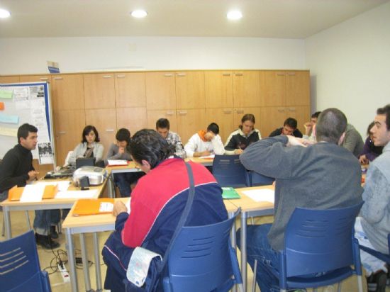 UN TALLER SOBRE LA PREVENCIÓN DEL CONSUMO DE DROGAS CLAUSURA EL CURSO DE TÉCNICAS DE BÚSQUEDA ACTIVA DE EMPLEO LLEVADO A CABO POR EL COLECTIVO "EL CANDIL" DENTRO DEL PROYECTO LABOR