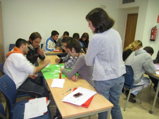 UN TALLER SOBRE LA PREVENCIÓN DEL CONSUMO DE DROGAS CLAUSURA EL CURSO DE TÉCNICAS DE BÚSQUEDA ACTIVA DE EMPLEO LLEVADO A CABO POR EL COLECTIVO "EL CANDIL" DENTRO DEL PROYECTO LABOR