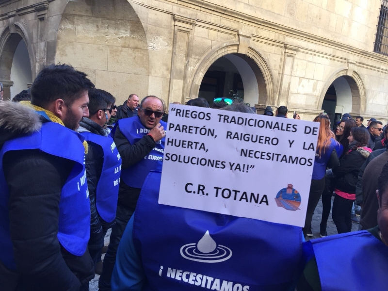 Autoridades municipales acompaan a la Comunidad de Regantes de Totana en las movilizaciones promovidas por el Crculo del Agua en demanda de agua en el campo murciano