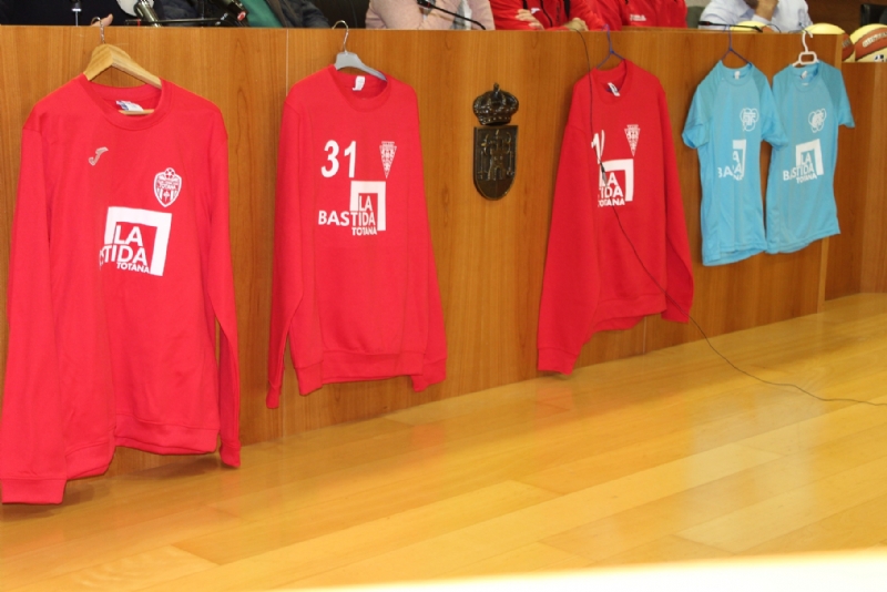 Vdeo. Las bases de los clubes de ftbol y ftbol-sala de Totana promocionan en sus prendas deportivas el yacimiento de La Bastida para dar visibilidad el parque arqueolgico 